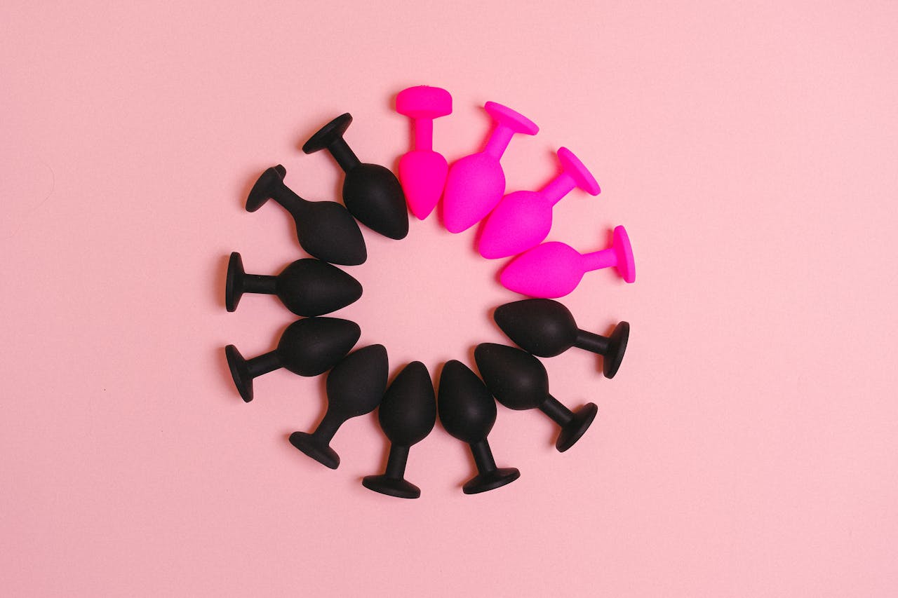 gallery-01 Colorful silicone plugs arranged in a circle on a pink surface, offering a stylish presentation.